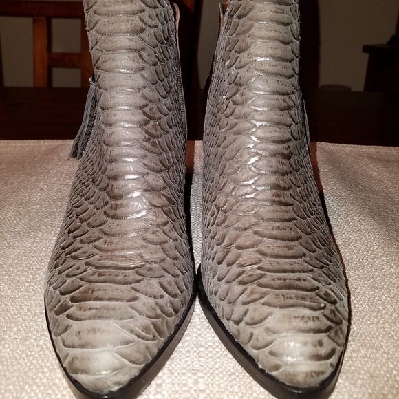 NWOB, Donald J. Pliner Edyn Bootie - Picture 3 of 8